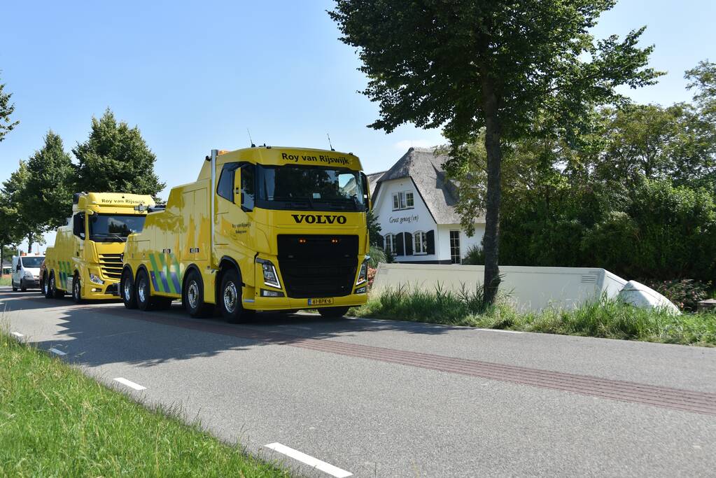 Vrachtwagen raakt van de weg en belandt in sloot
