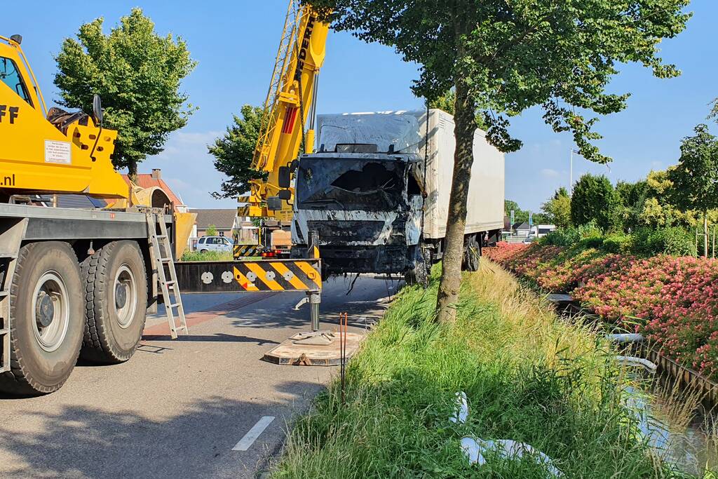Vrachtwagen raakt van de weg en belandt in sloot