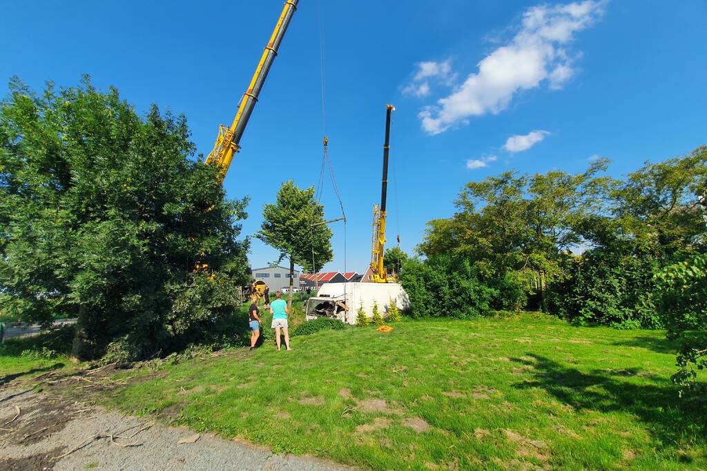 Vrachtwagen raakt van de weg en belandt in sloot
