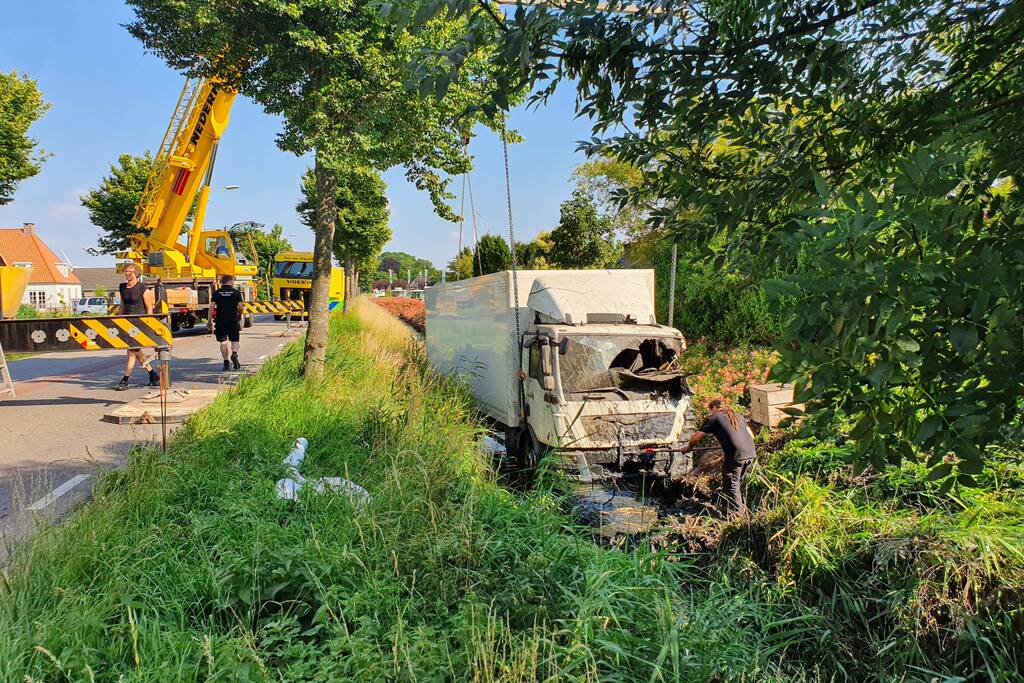 Vrachtwagen raakt van de weg en belandt in sloot