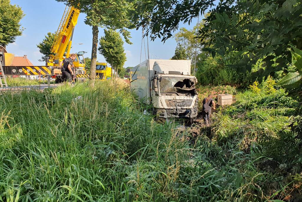 Vrachtwagen raakt van de weg en belandt in sloot
