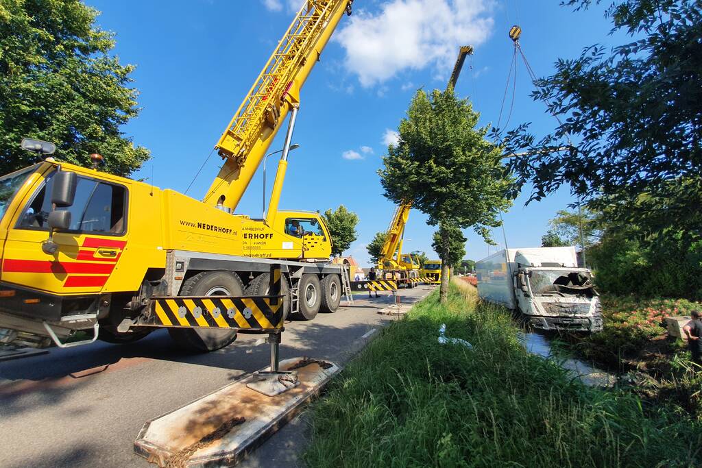 Vrachtwagen raakt van de weg en belandt in sloot