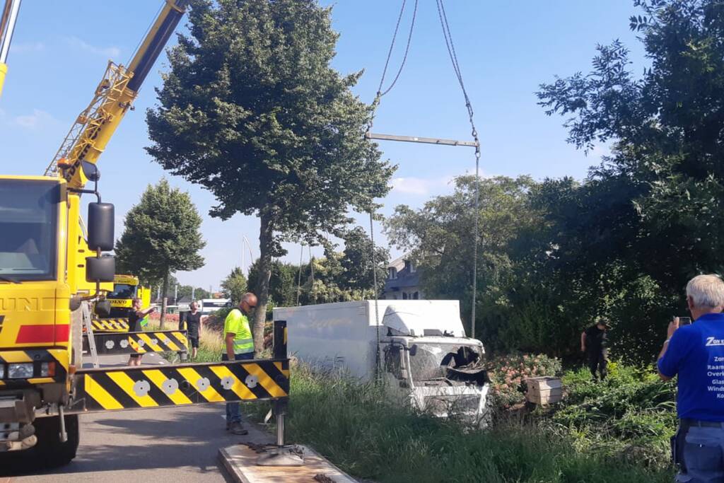 Vrachtwagen raakt van de weg en belandt in sloot