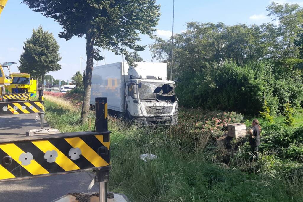 Vrachtwagen raakt van de weg en belandt in sloot