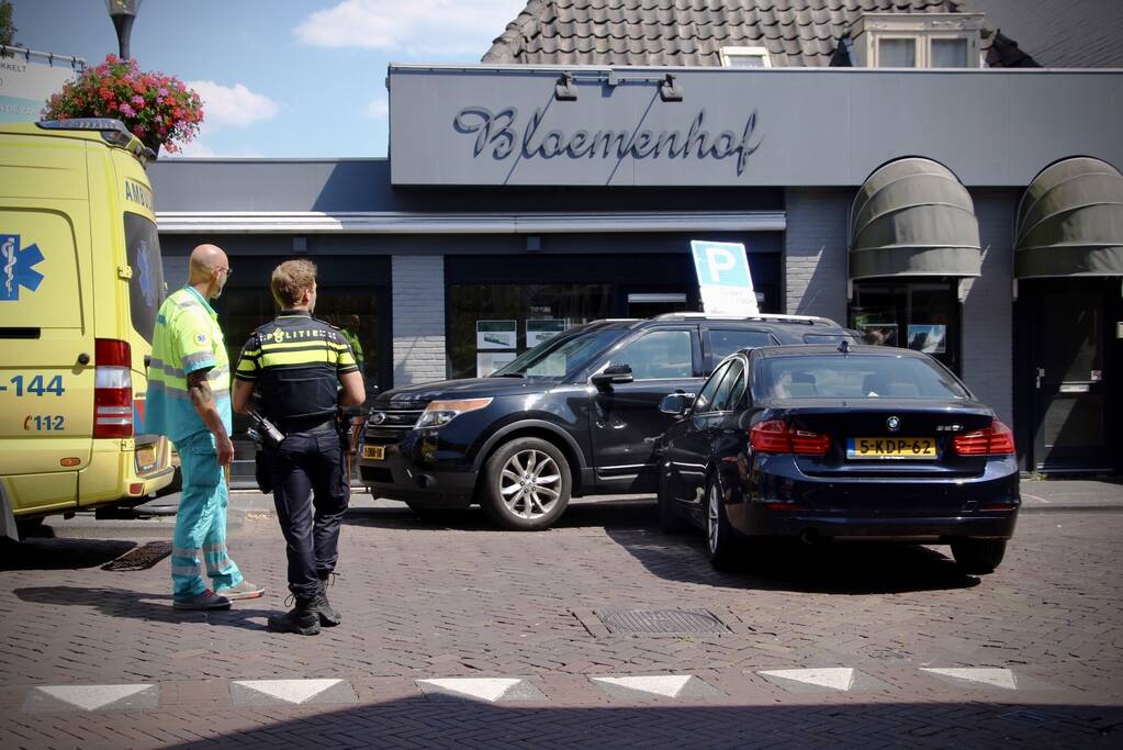 Automobiliste knalt op geparkeerde auto na aanrijding