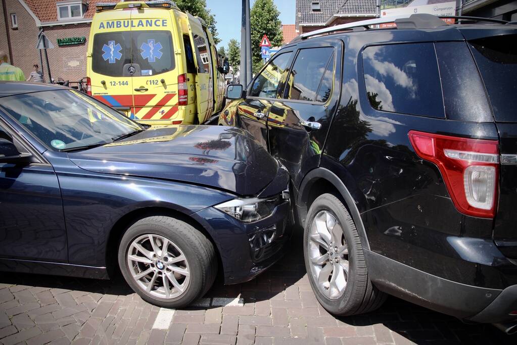 Automobiliste knalt op geparkeerde auto na aanrijding