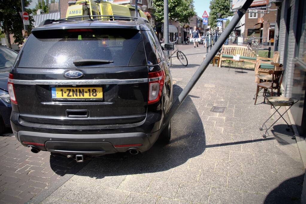 Automobiliste knalt op geparkeerde auto na aanrijding