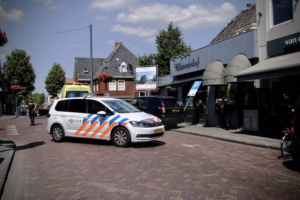 Automobiliste knalt op geparkeerde auto na aanrijding