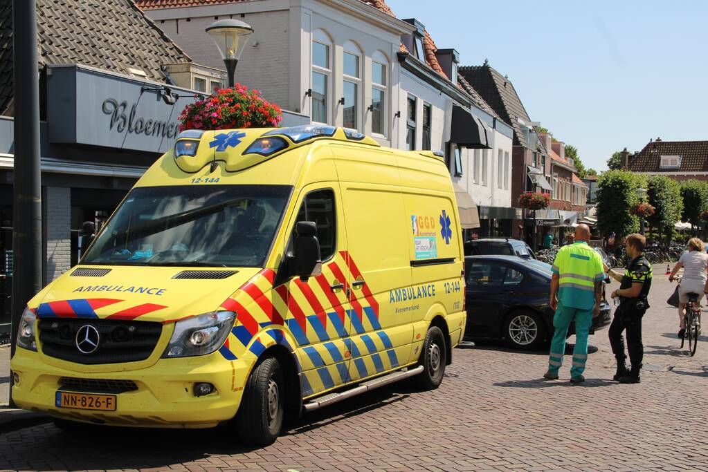 Automobiliste knalt op geparkeerde auto na aanrijding