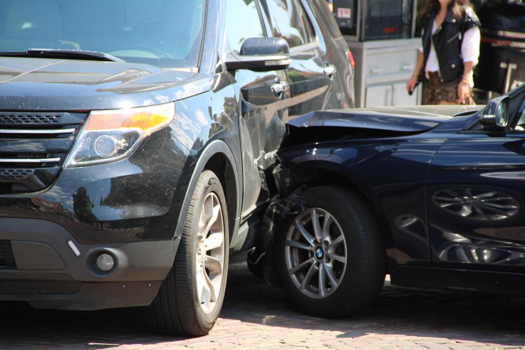 Automobiliste knalt op geparkeerde auto na aanrijding