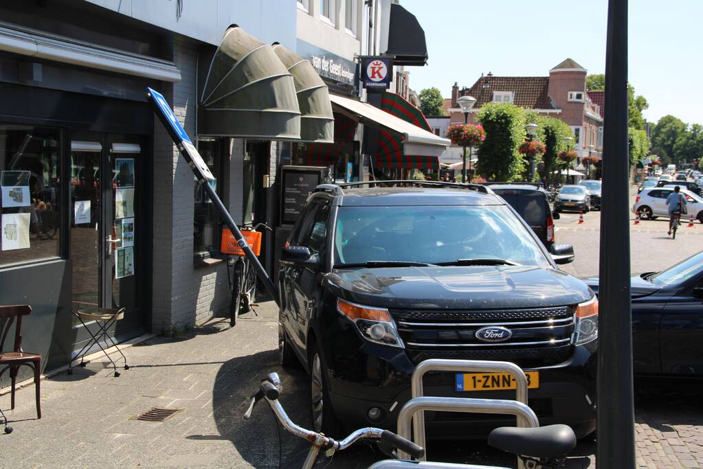 Automobiliste knalt op geparkeerde auto na aanrijding