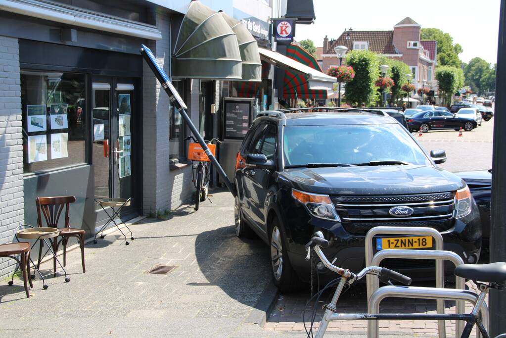 Automobiliste knalt op geparkeerde auto na aanrijding