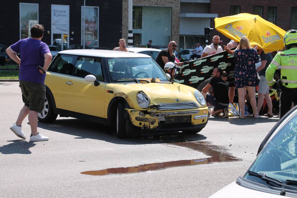 Veel schade bij flinke aanrijding op kruising