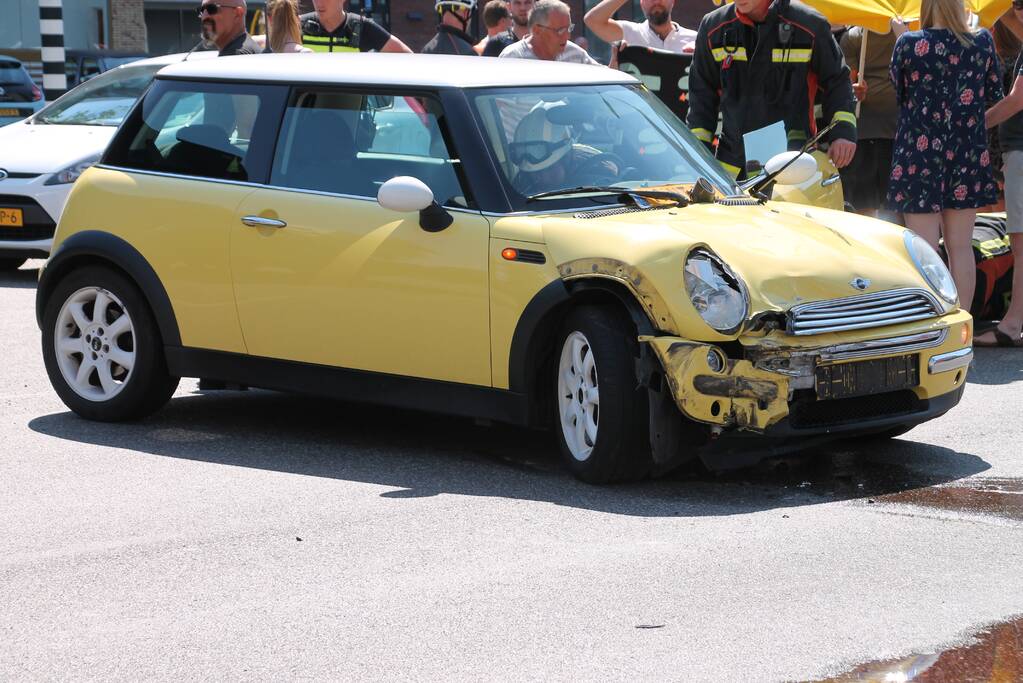 Veel schade bij flinke aanrijding op kruising
