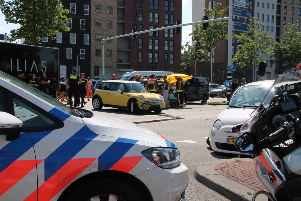 Veel schade bij flinke aanrijding op kruising