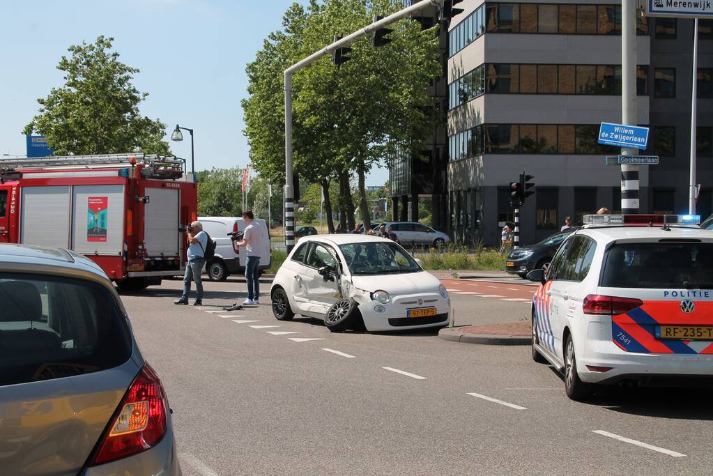 Veel schade bij flinke aanrijding op kruising