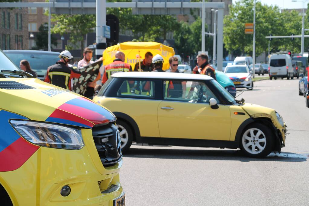 Veel schade bij flinke aanrijding op kruising