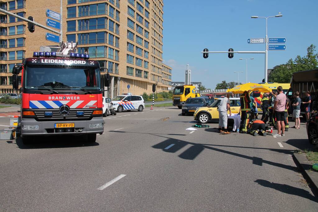 Veel schade bij flinke aanrijding op kruising