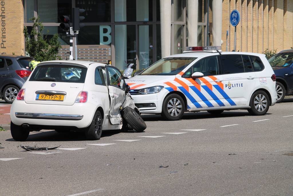 Veel schade bij flinke aanrijding op kruising