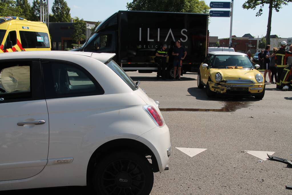 Veel schade bij flinke aanrijding op kruising