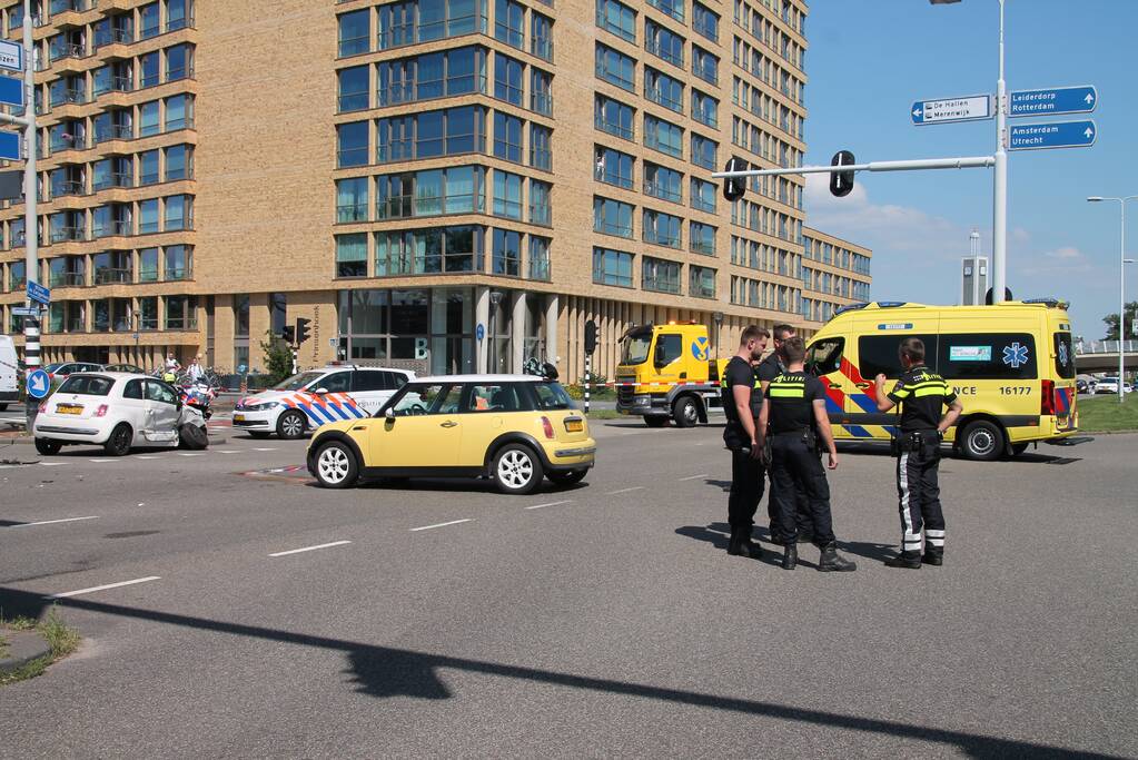 Veel schade bij flinke aanrijding op kruising