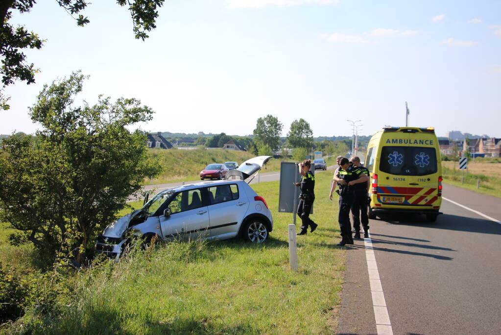 Personenauto flink beschadigd na eenzijdige aanrijding