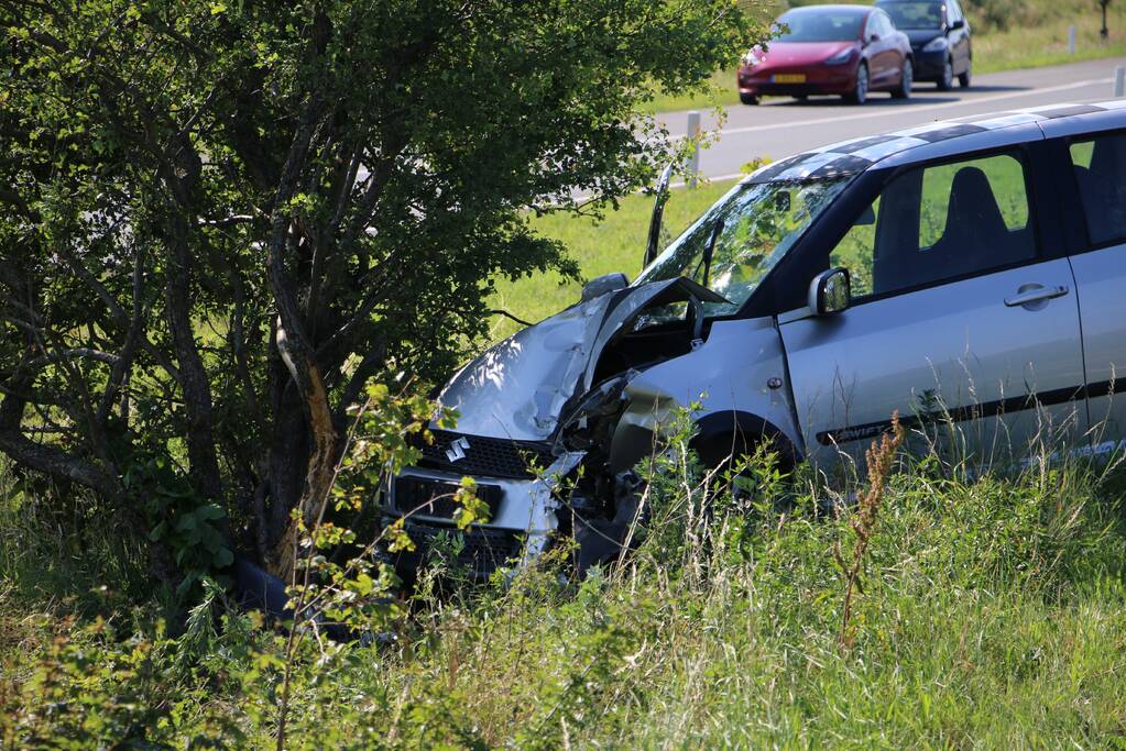 Personenauto flink beschadigd na eenzijdige aanrijding