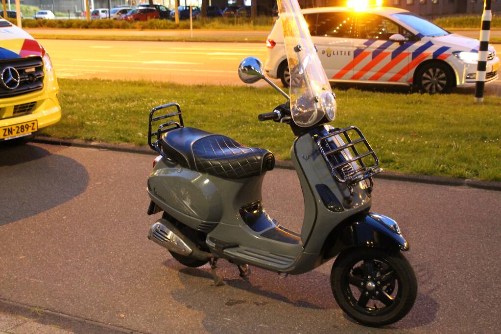 Vrouw gewond na val met scooter