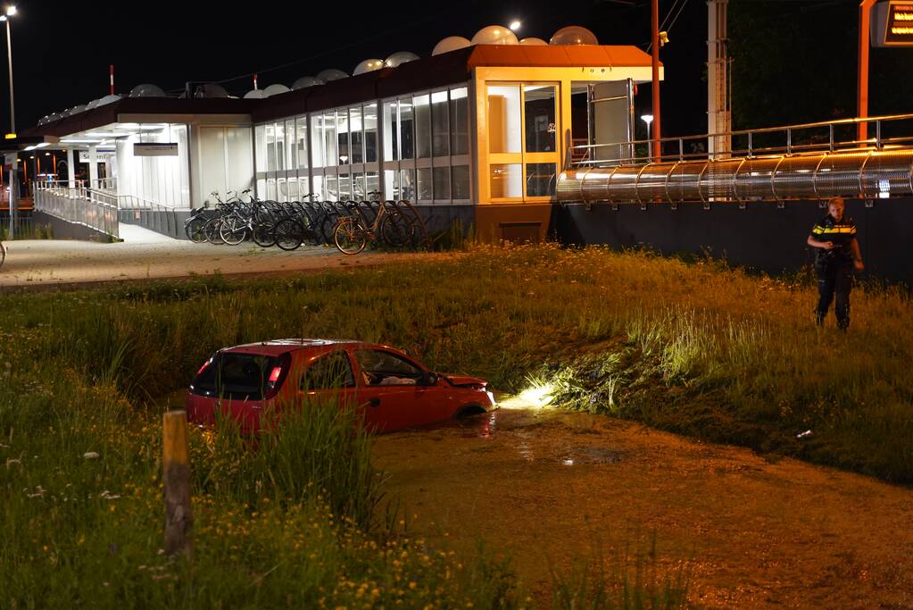 Auto in de sloot na aanrijding