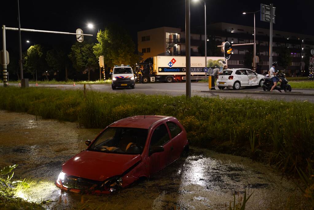 Auto in de sloot na aanrijding