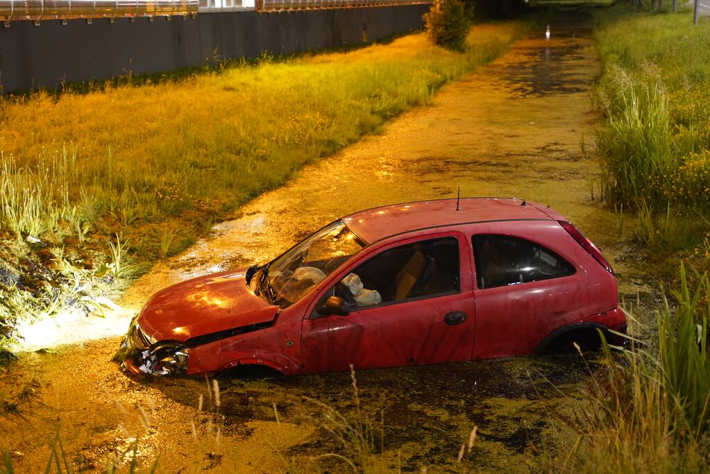 Auto in de sloot na aanrijding