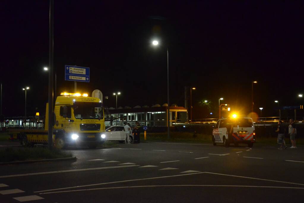 Auto in de sloot na aanrijding