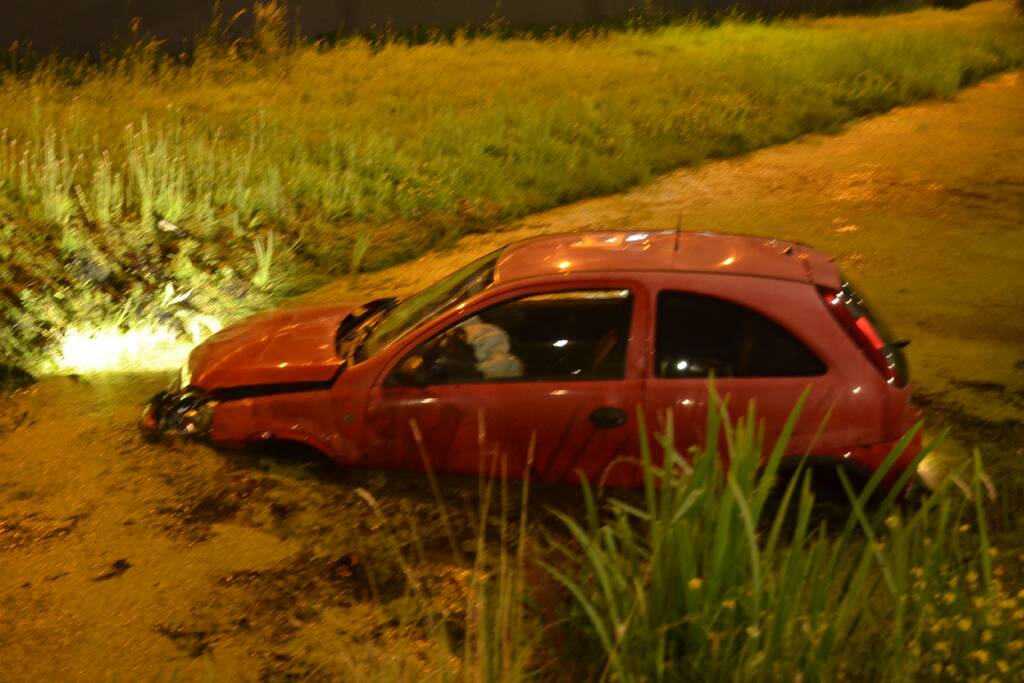 Auto in de sloot na aanrijding