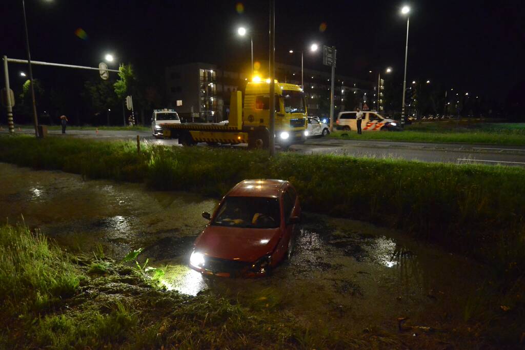 Auto in de sloot na aanrijding