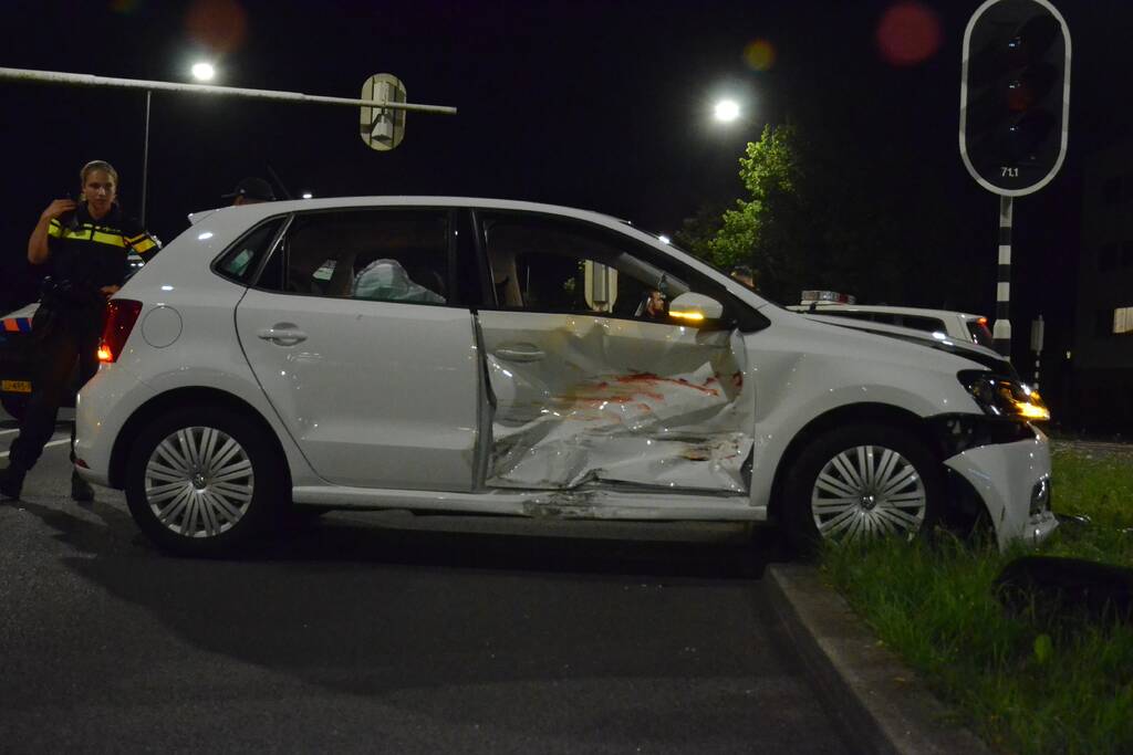 Auto in de sloot na aanrijding