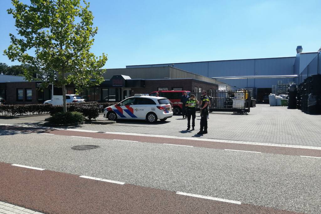 Traumahelikopter landt voor bedrijfsongeval