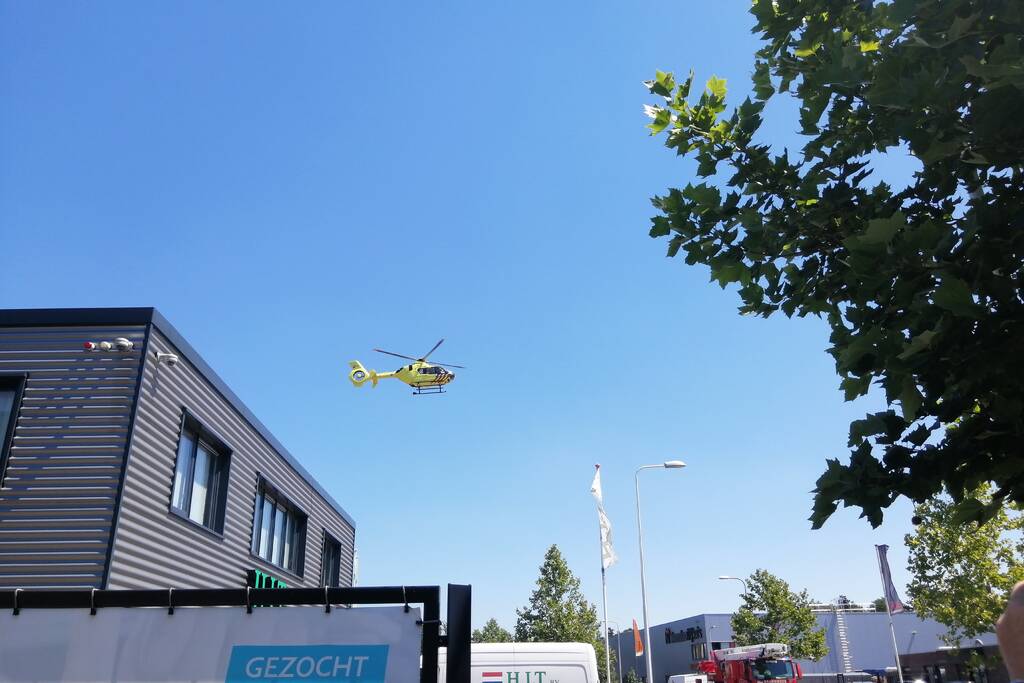 Traumahelikopter landt voor bedrijfsongeval