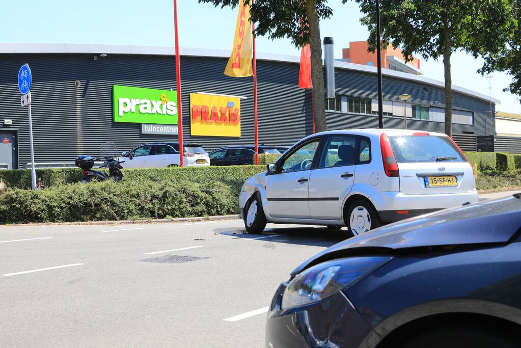 Bestuurder op leeftijd gewond bij aanrijding