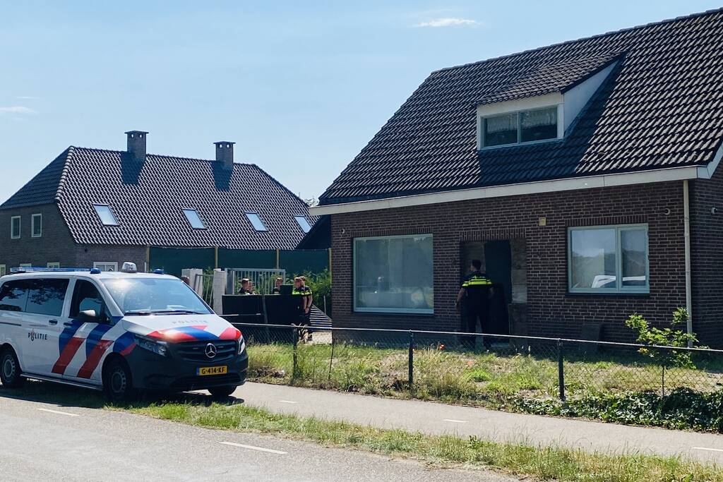 Dienst Speciale Interventies rijdt met bearcat toegangspoort eruit