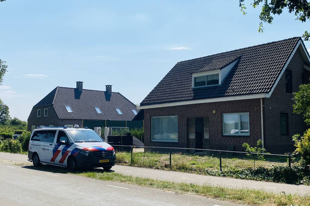 Dienst Speciale Interventies rijdt met bearcat toegangspoort eruit
