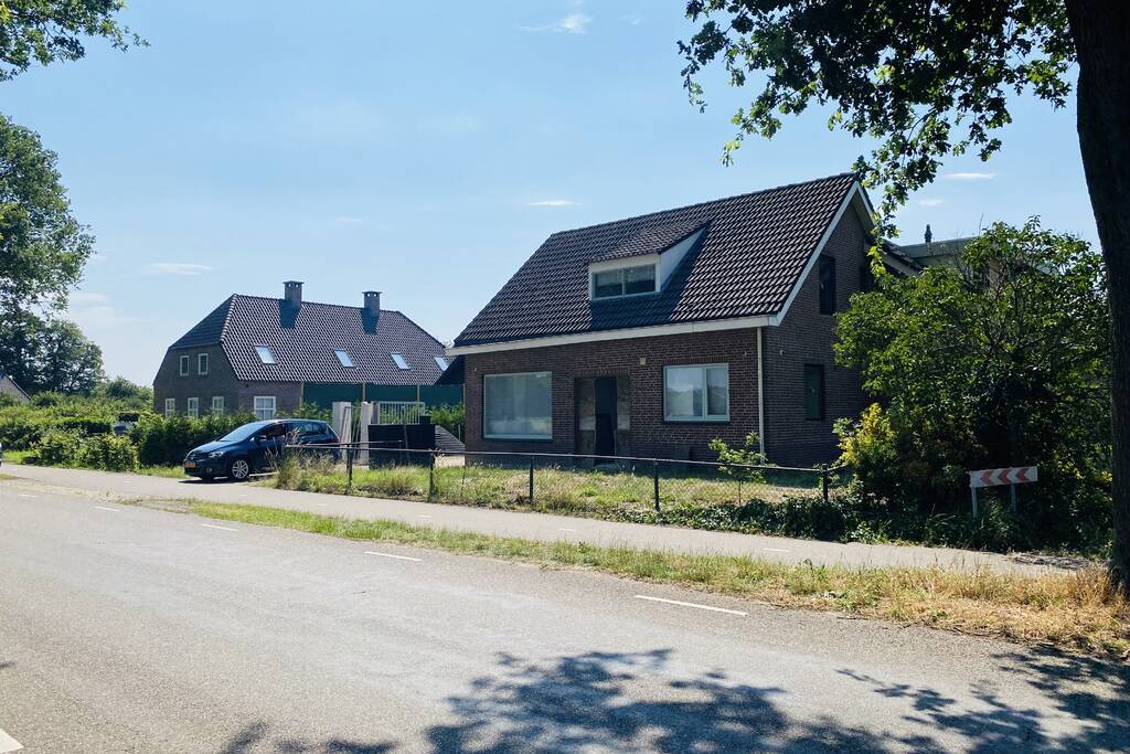 Dienst Speciale Interventies rijdt met bearcat toegangspoort eruit