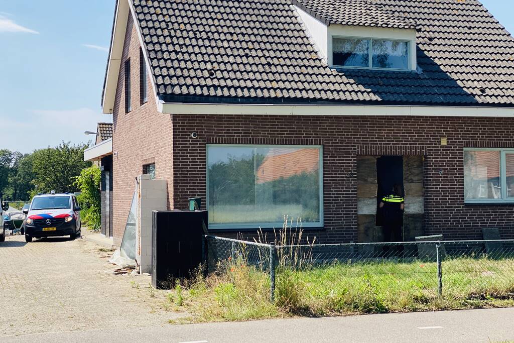 Dienst Speciale Interventies rijdt met bearcat toegangspoort eruit