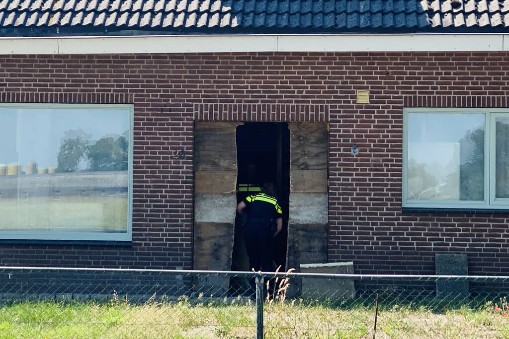 Dienst Speciale Interventies rijdt met bearcat toegangspoort eruit