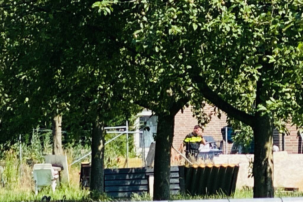 Dienst Speciale Interventies rijdt met bearcat toegangspoort eruit