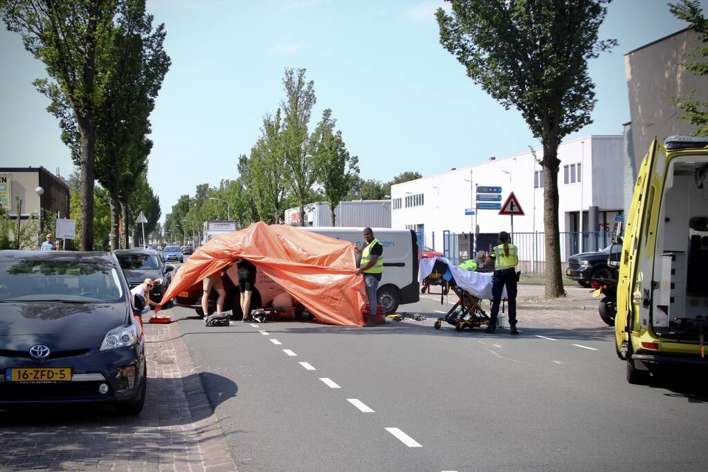 Motorrijder ernstig gewond na aanrijding met bestelbus