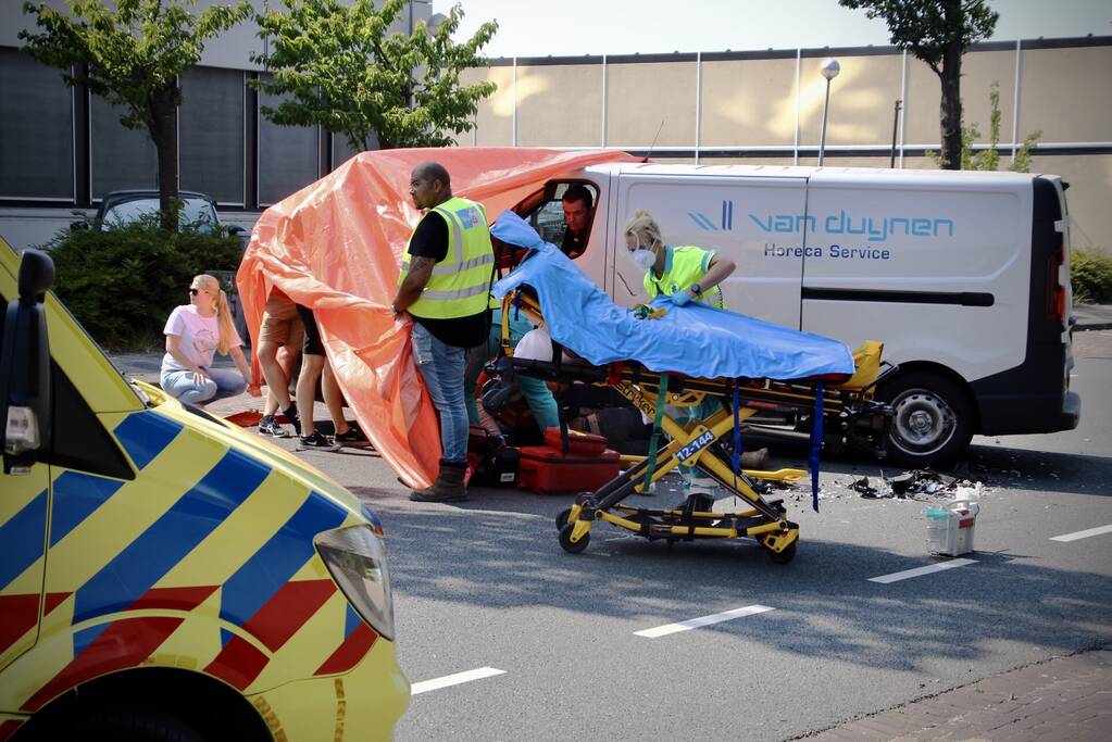 Motorrijder ernstig gewond na aanrijding met bestelbus