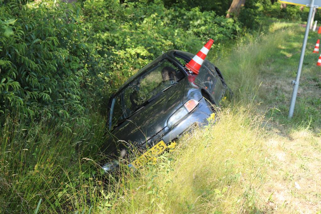 Auto belandt in greppel, bestuurder rijdt verder