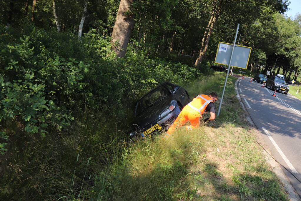Auto belandt in greppel, bestuurder rijdt verder
