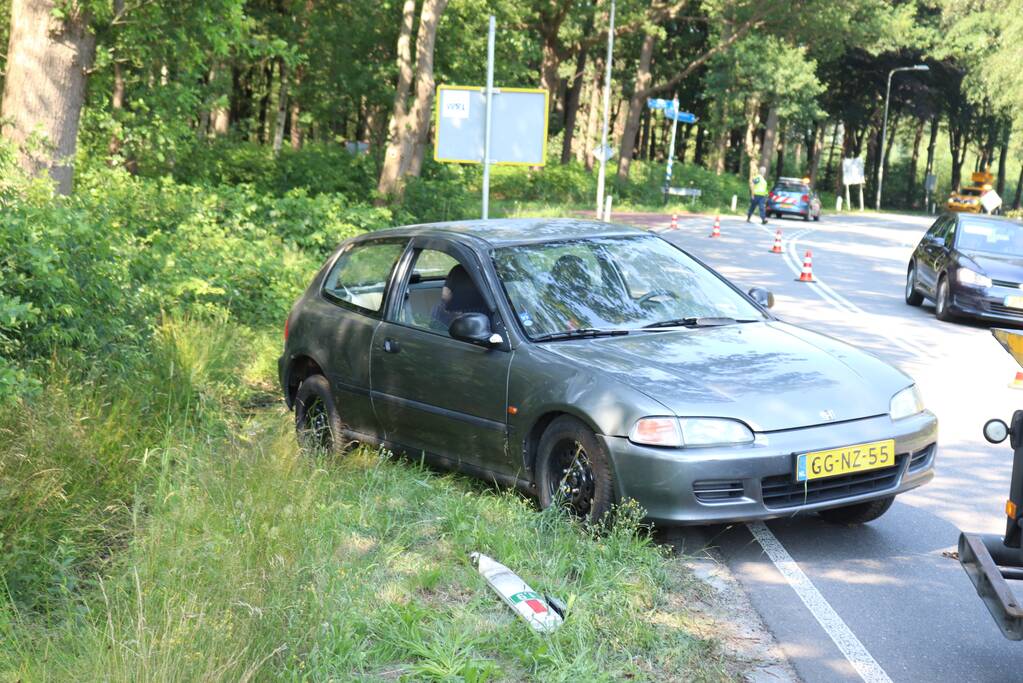 Auto belandt in greppel, bestuurder rijdt verder