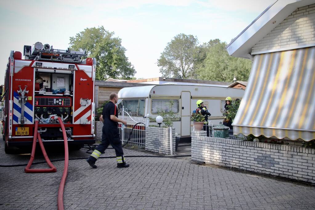 Brand in dak van woonwagen